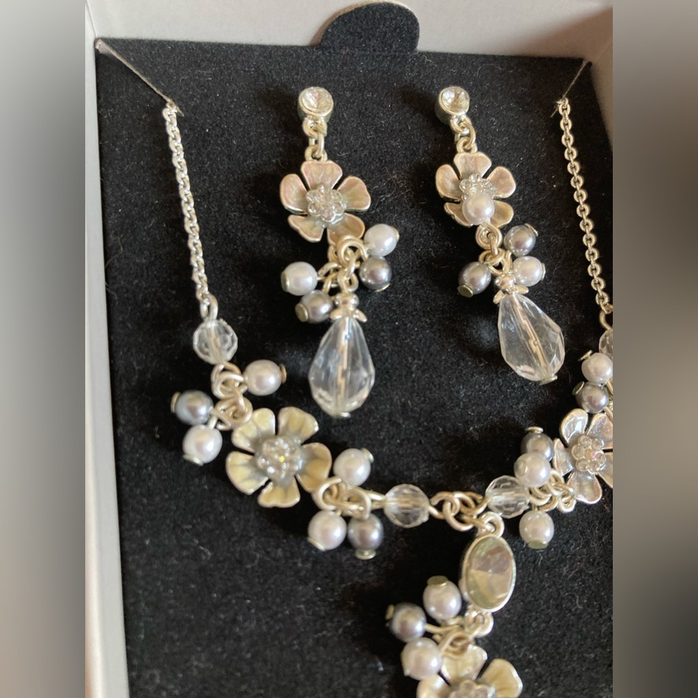 Brand new floral necklace and earrings jewellery set - Picture 4 of 4